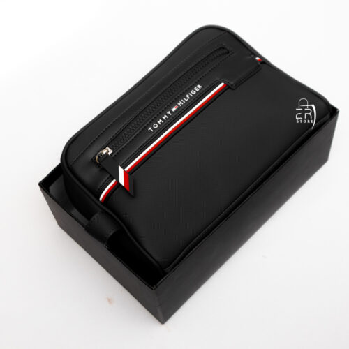 شنطة من تومي هيلفيغر للرجال