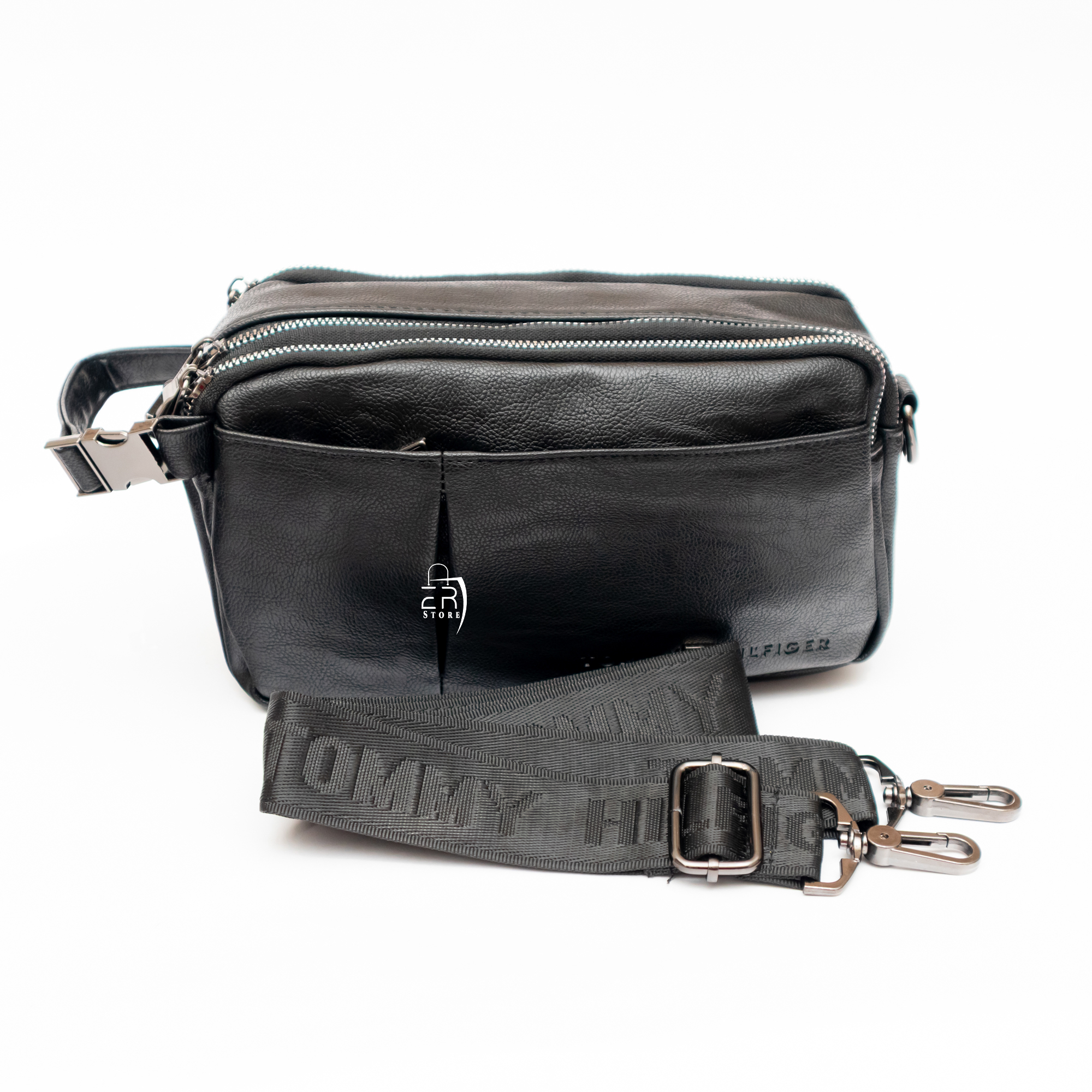 شنطة من تومي هيلفيغر بلون أسود