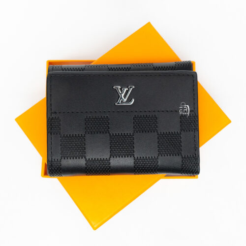 محفظة من لويس فيتون للرجال بلون أسود