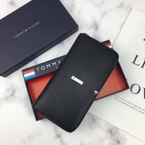 محفظة من تومي هيلفيغر للرجال